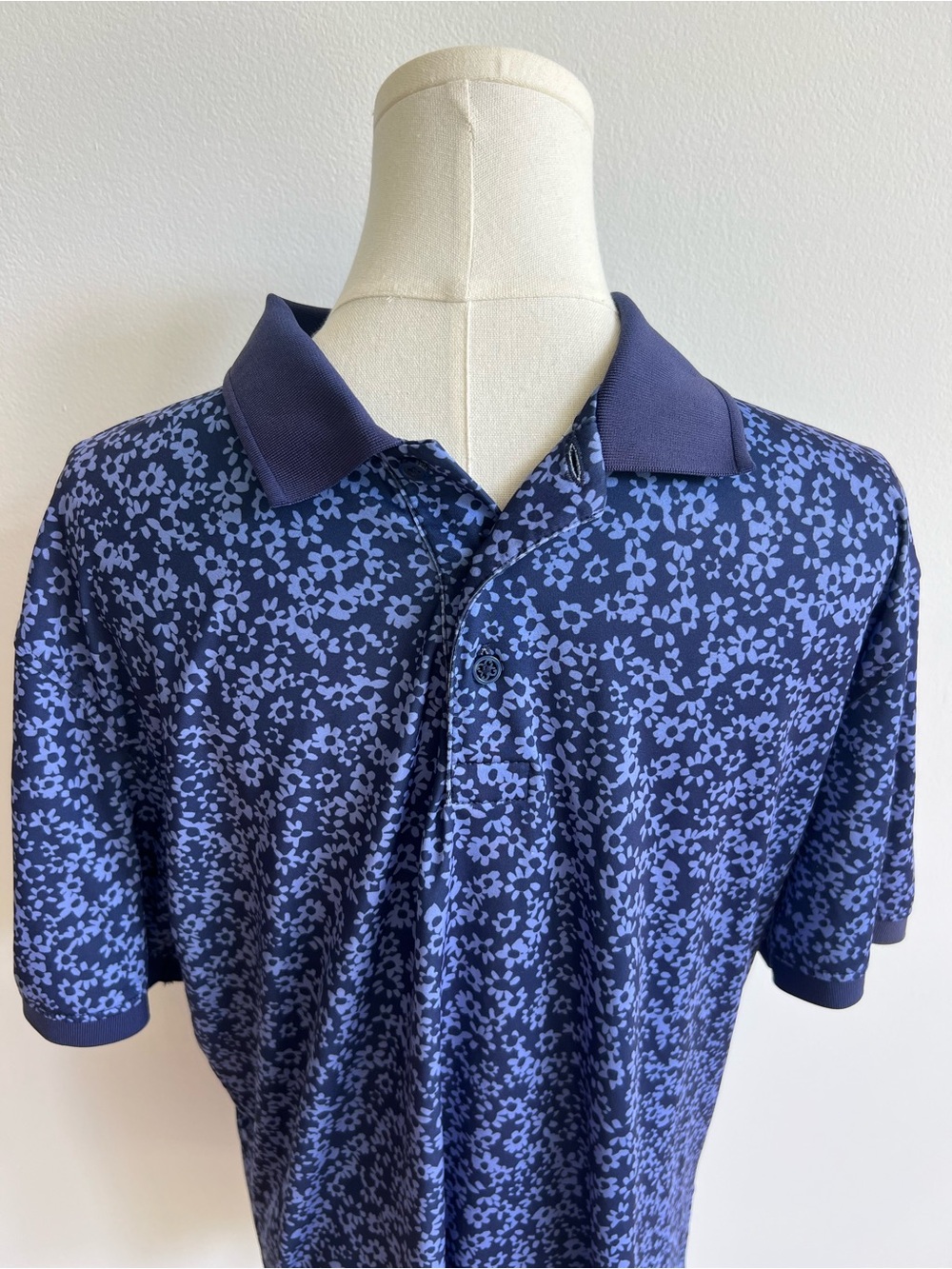 G/FORE Men’s Medium Golf Polo Danube Blue Daisy Floral Stretch Performance Shirt